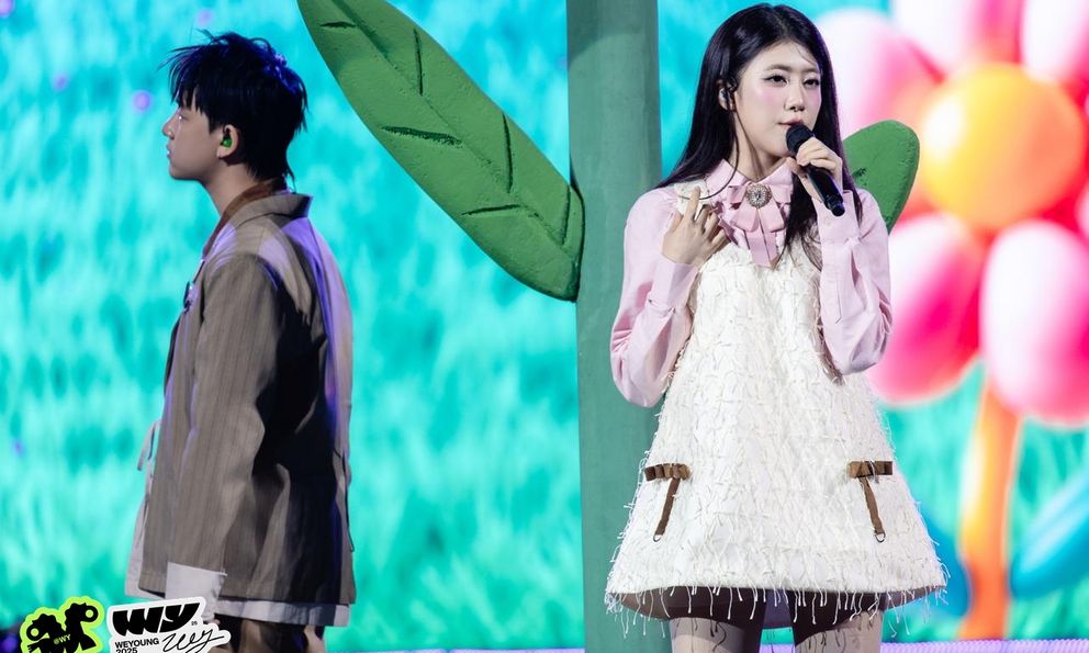 WeYoung 2025 bùng nổ sân khấu tình ca: Visual LED rực rỡ biến cả phố đi bộ thành không gian lãng mạn