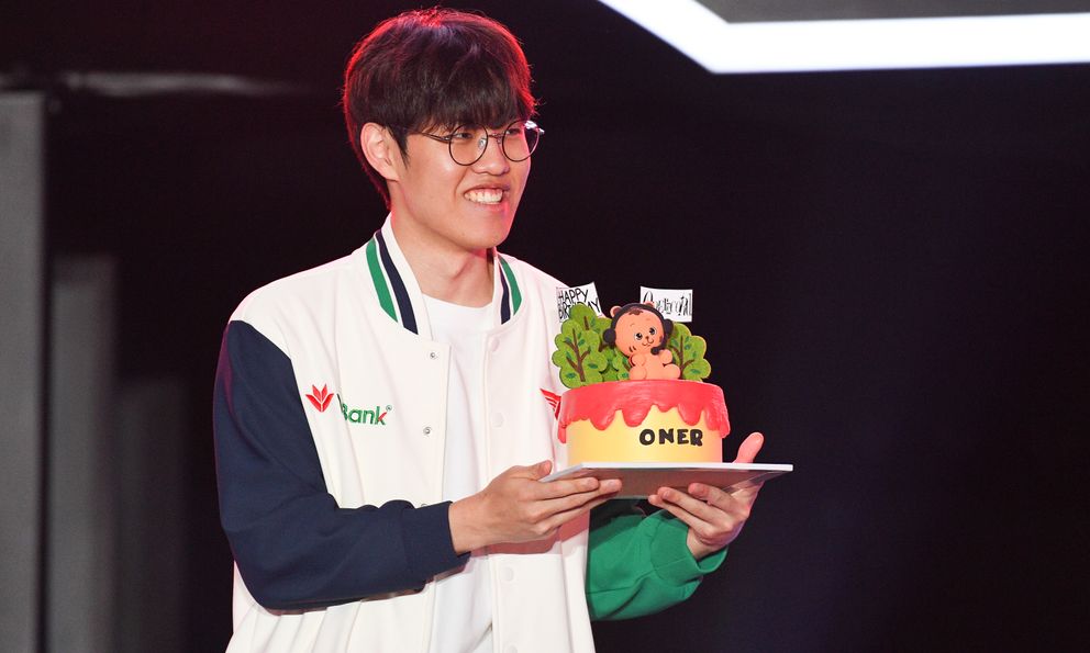 Những khoảnh khắc ấn tượng nhất sự kiện T1 đến Việt Nam: Thầy Giáo Ba solokill Faker, fan Việt tổ chức sinh nhật cho Oner