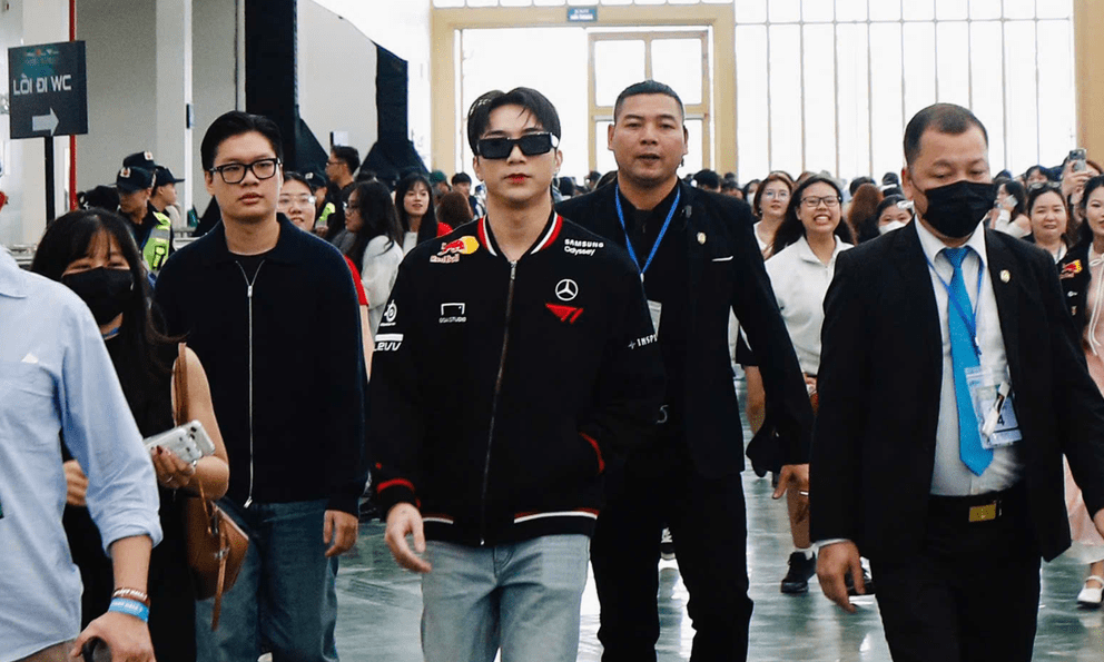 Bắt gặp SOOBIN đi đu idol, hóa fanboy chính hiệu đến gặp Faker và T1 tại Việt Nam! 