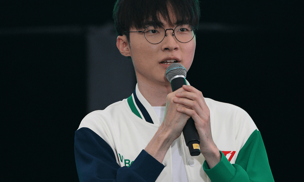 Khoảnh khắc chấn động: Faker nói tiếng Việt 