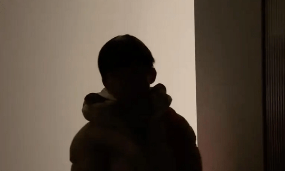 Một trường học yêu cầu học sinh đến lớp trước 6h30 sáng, phụ huynh đưa con đi từ 6h15 vẫn bị phê bình