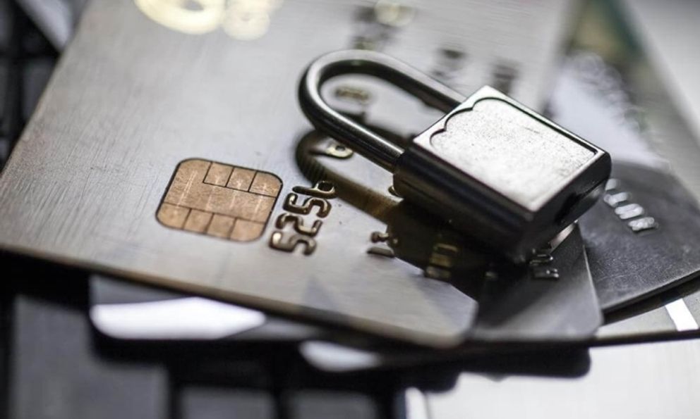 Những trường hợp có thể bị ngân hàng khóa tài khoản thanh toán