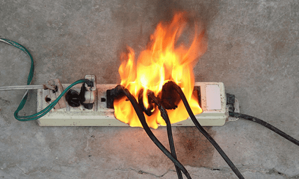 23.000 vụ cháy nhà mỗi năm: Sai lầm chết người khi dùng ổ cắm điện mà 90% người Việt mắc phải