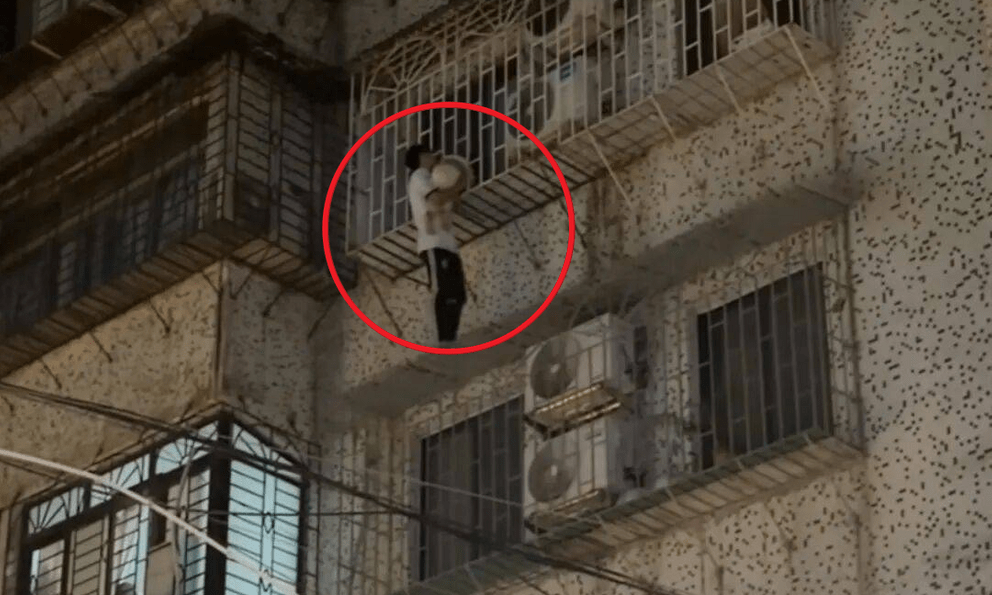 Video cứu sống bé trai lọt ra khỏi lan can tầng 4: Hé lộ chân dung 