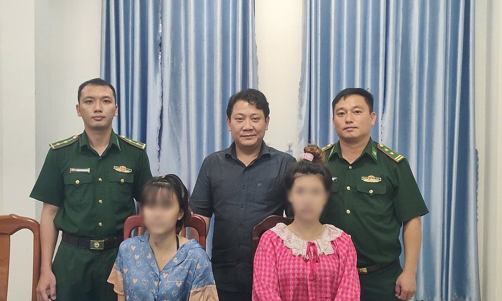 Tin lời dụ dỗ làm công nhân lương 20 - 30 triệu đồng/tháng, 2 thiếu nữ 2011 bị lừa sang Campuchia