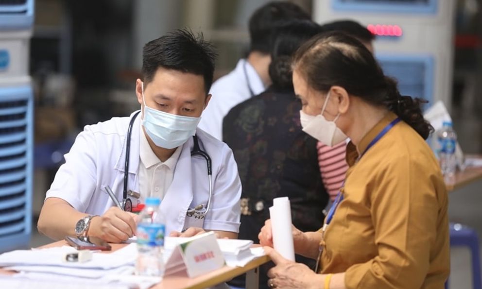 Chính thức: Từ nay người dân đi khám bệnh không cần xuất trình sổ giấy