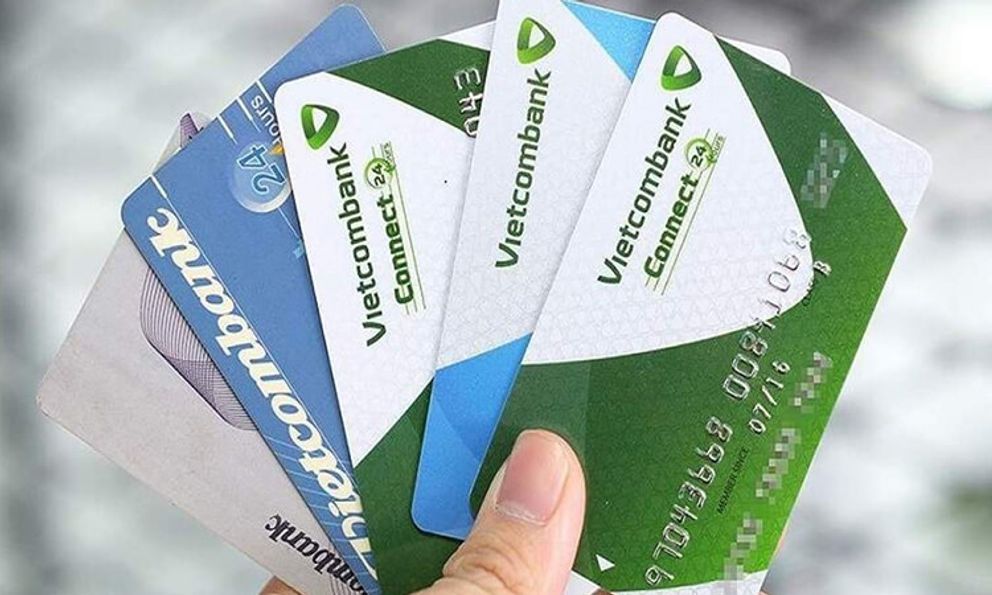 Từ nay, mở thẻ tín dụng Vietcombank, Agribank và BIDV... đều phải trực tiếp ra ngân hàng 