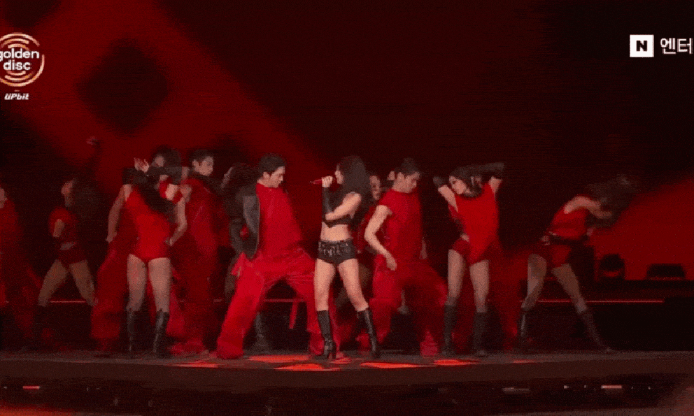 Jennie đốt mắt ở “Grammy Hàn Quốc”, hở bạo tương tác thân mật với vũ công nam không sợ thứ gì