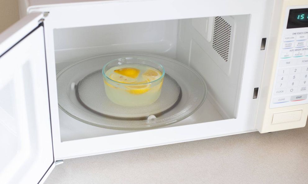90% người chưa biết bí quyết làm sạch lò vi sóng chỉ với 1 trái chanh 