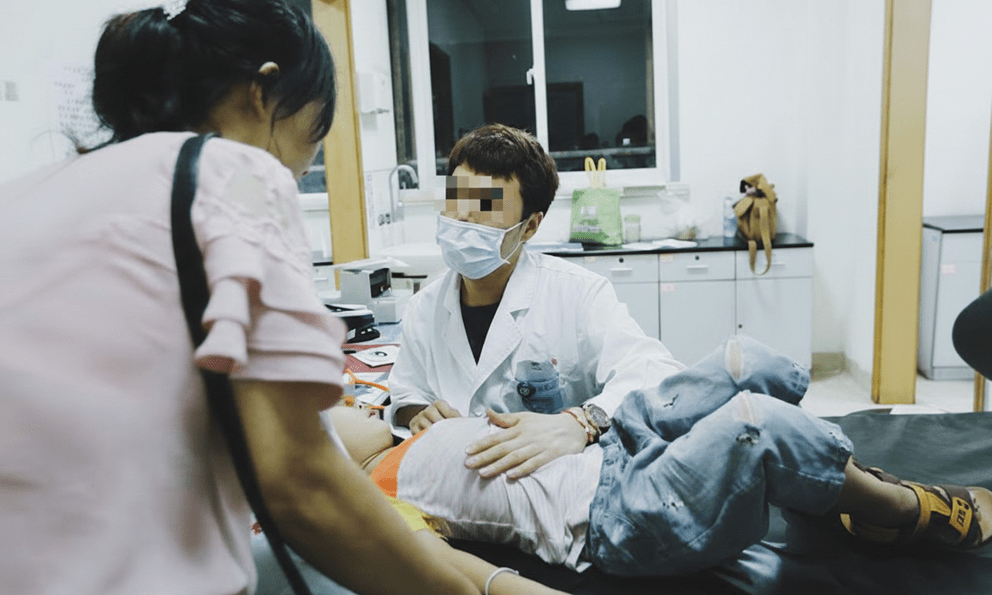 Bé lớp 2 suy thận cấp sau khi bị mẹ… đánh vào chỗ này vì lười làm bài tập về nhà