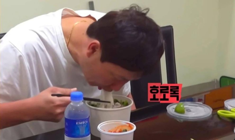 HLV Kim Sang-sik ăn sáng với Phở kèm kim chi