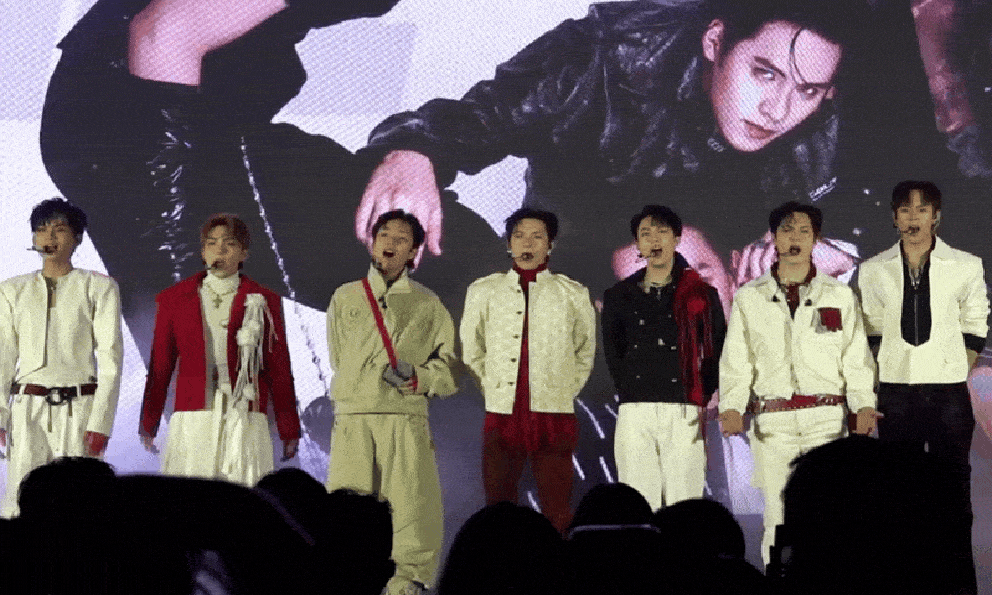 Zoom cận nhóm nam đầu tiên của Việt Nam bước ra từ show 