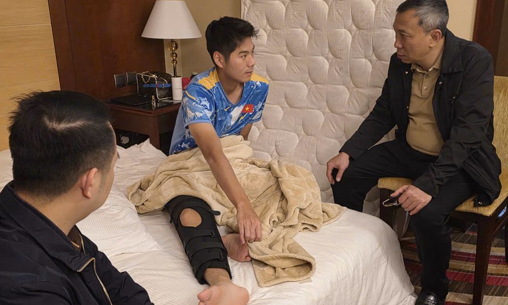 Hình ảnh mới nhất của Hiểu Minh sau chấn thương, Chủ tịch VFF trực tiếp đến thăm và động viên