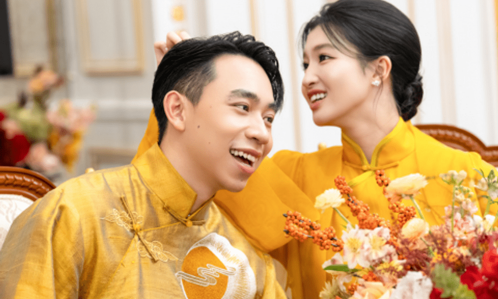 Hé lộ bên trong lễ hằng thuận của Phương Nhi và Minh Hoàng: Rước dâu bằng xe VF9 mui trần, cặp đôi tình tứ không rời