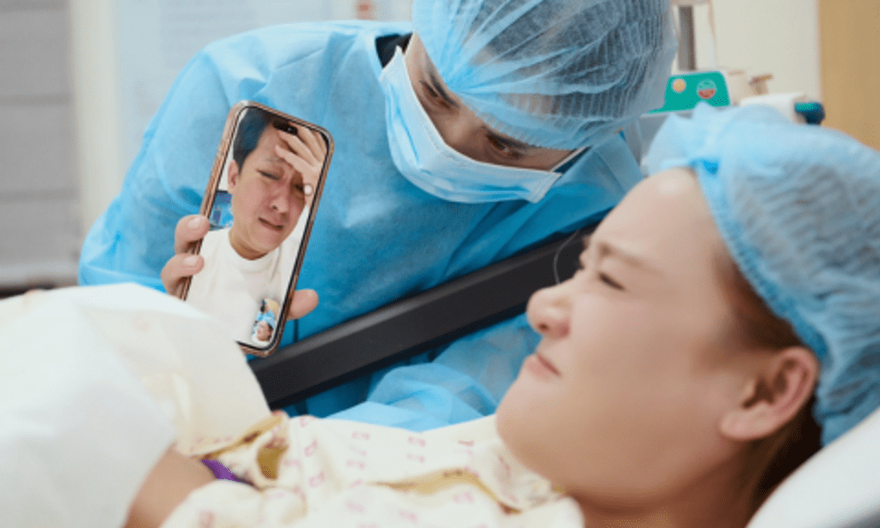 Nhã Phương sinh con lần 3, Trường Giang khóc nấc nhìn vợ qua điện thoại