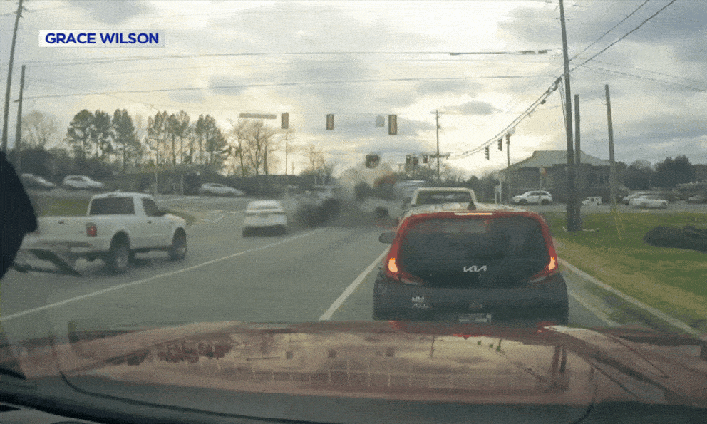 Clip: Cụ bà 83 tuổi đạp nhầm chân ga, lao xe vào loạt ô tô đang dừng đèn đỏ