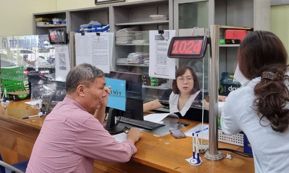 Lương, tiền công từ 5 triệu đồng phải chuyển khoản