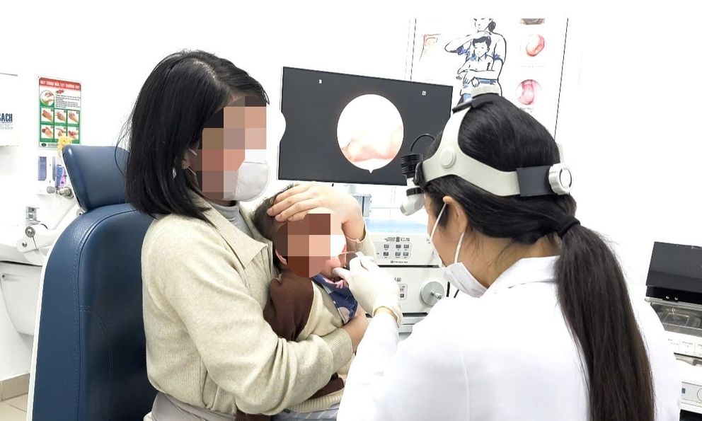 Bé trai 1 tuổi hóc ghim tất vào họng nhưng bố mẹ tưởng mọc răng: Bác sĩ cảnh báo nguy cơ dị vật sắc nhọn ở trẻ nhỏ 