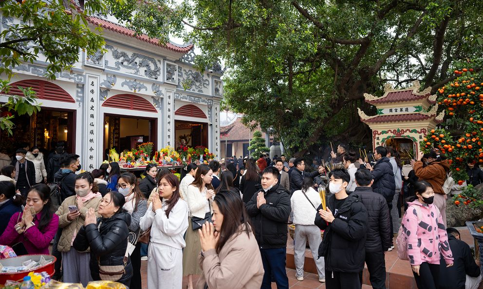 Giữa trưa Rằm tháng Chạp, Phủ Tây Hồ đông đúc vì dòng người chen kín đi tạ lễ cuối năm