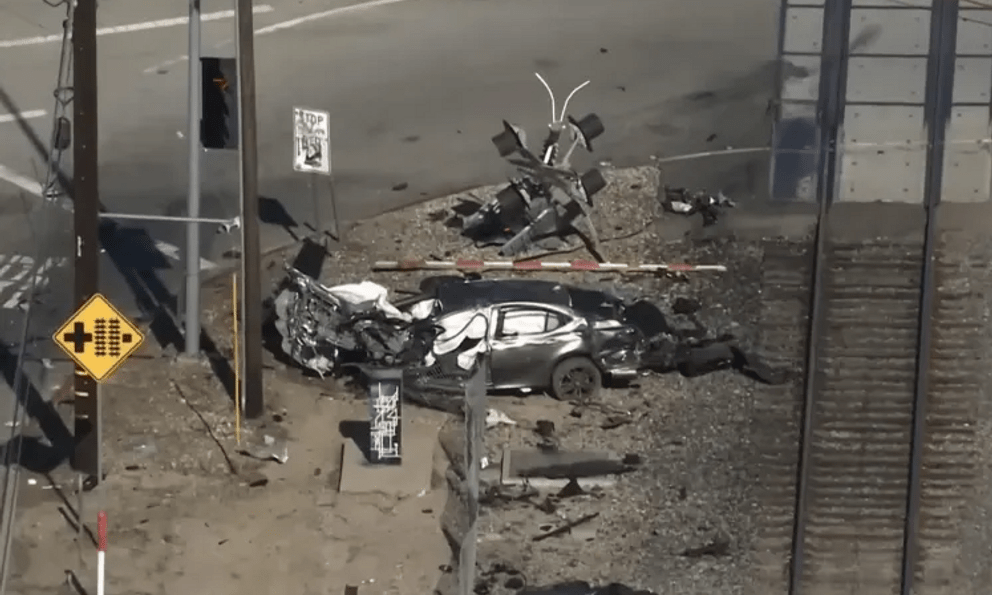 Kinh hoàng cảnh tàu hỏa đâm ô tô trên đường ray khiến 5 người thương vong tại chỗ