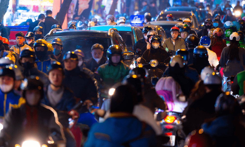 Hà Nội cận Tết: Mắc kẹt giữa dòng xe, một giờ đồng hồ vẫn chưa thoát nổi