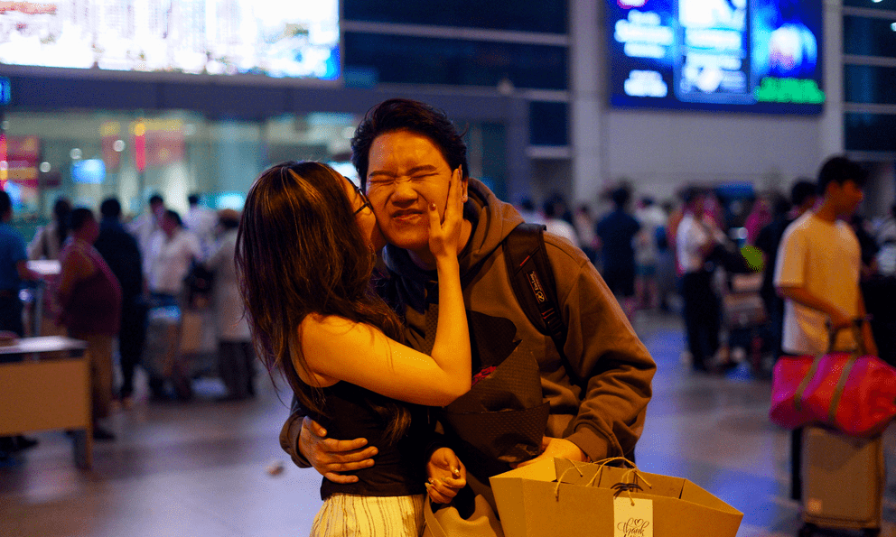 27 tiếng bay chỉ để ôm nhau một cái: Sân bay Tân Sơn Nhất nghẹn ngào ngày đón người thân về ăn Tết