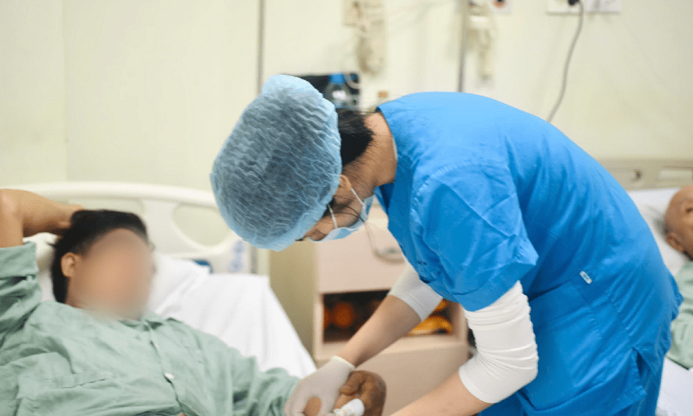 Người đàn ông Hà Nội suýt mất ngón tay vì chặt thịt gà đón Tết