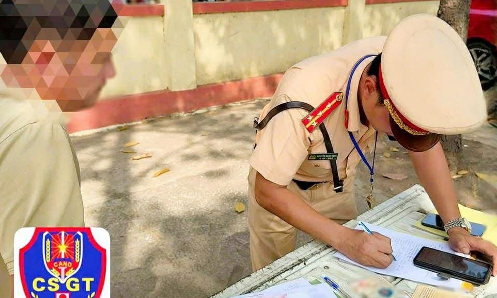 Xe khách chở quá số lượng 3 người, cả tài xế và hợp tác xã đều bị xử phạt