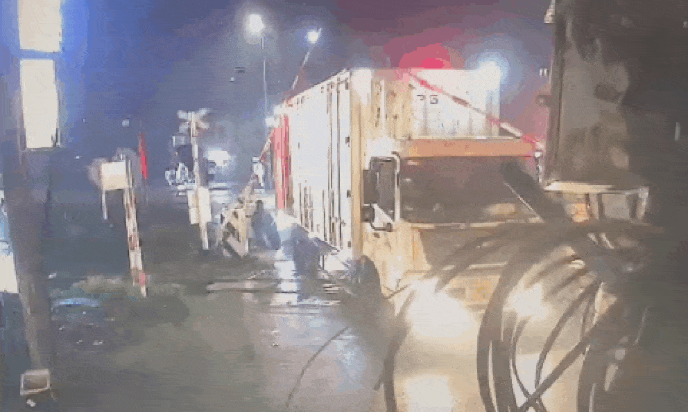 Camera ghi lại khoảnh khắc kinh hoàng trong vụ tai nạn tàu hỏa tối mùng 9 Tết ở Hà Nội