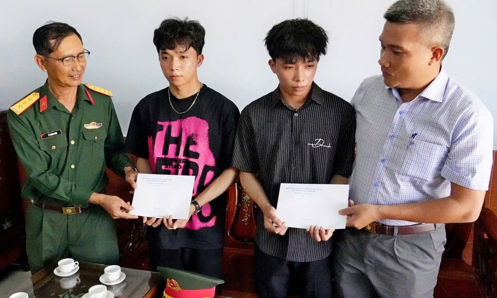 Hai anh em Hạnh - Phúc cùng nhiều cặp song sinh ở Quảng Ngãi viết đơn tình nguyện nhập ngũ