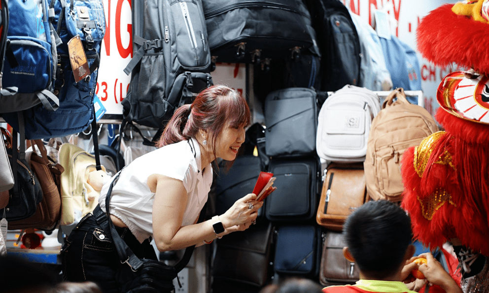 Sáng 12 âm lịch có gì mà tiểu thương đồng loạt bày heo quay, ngũ đậu giữa lòng chợ Bình Tây?