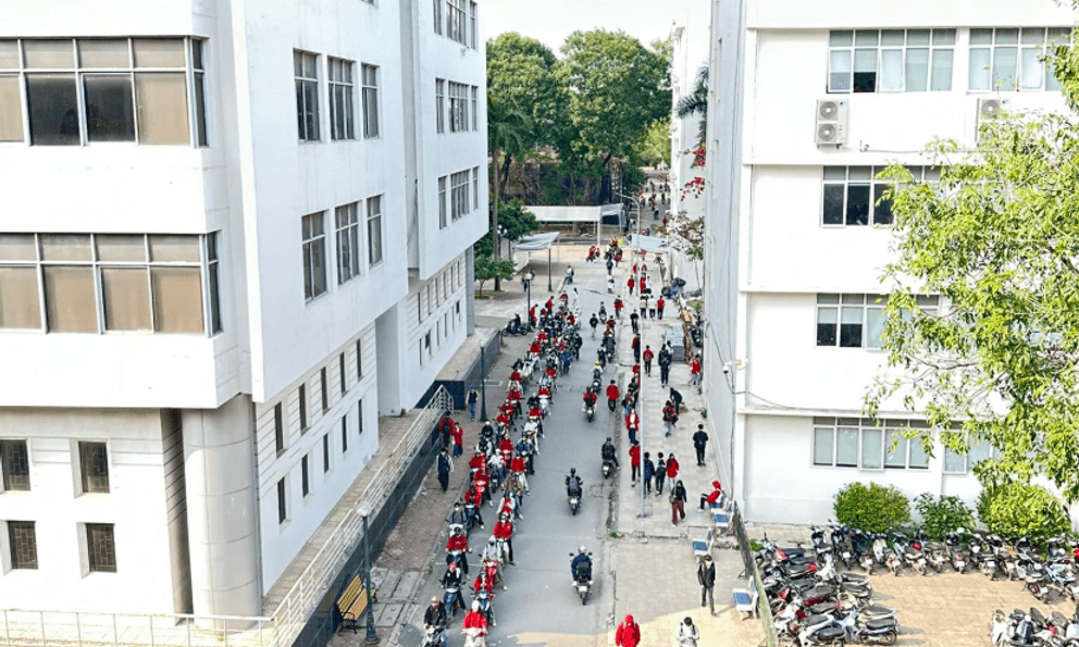 Cảnh trật tự hiếm thấy vào giờ cao điểm tại số 1 Đại Cồ Việt