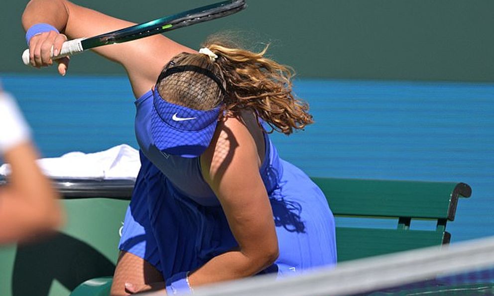 Mỹ nhân tennis 18 tuổi gây phẫn nộ khi thiếu kiềm chế ném vợt, văng tục với khán giả vì thua trận 