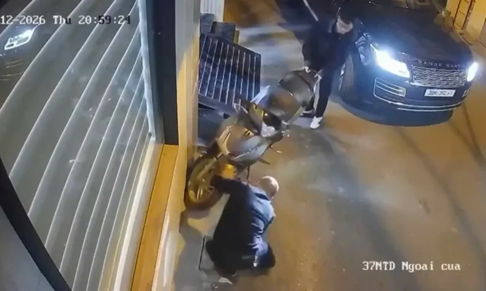 Tài xế Range Rover dùng dao chọc thủng lốp xe SH ở Hà Nội: Có thể đối diện hình phạt nào?