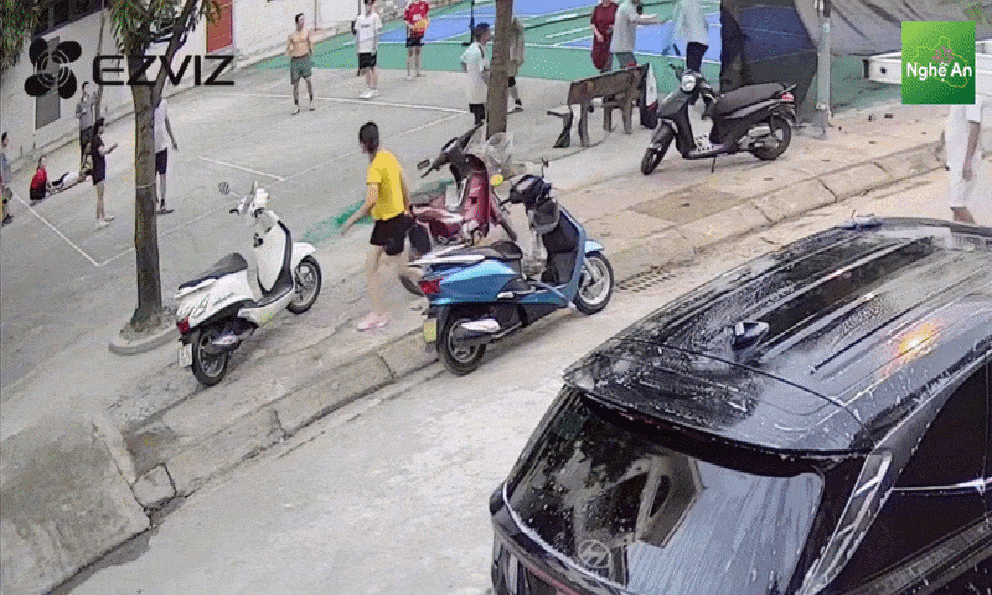 Nghệ An: Bác sĩ đang bế con đi dạo, vội lao vào cứu kịp thời người đàn ông bị đột quỵ khi chơi bóng chuyền