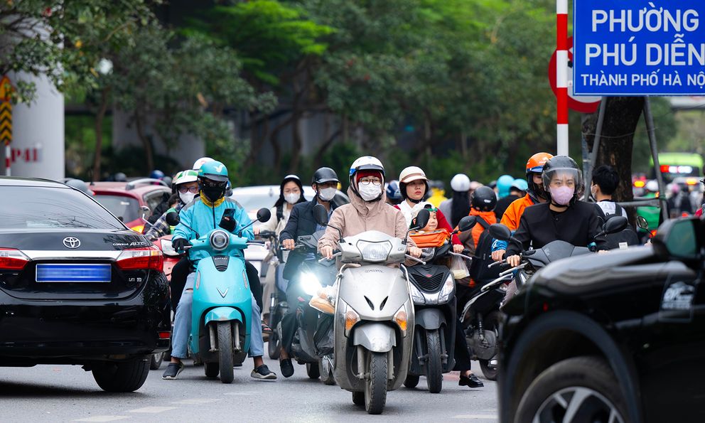 Ảnh, clip: Xe máy nối đuôi nhau, rồng rắn đi ngược chiều ở Hà Nội
