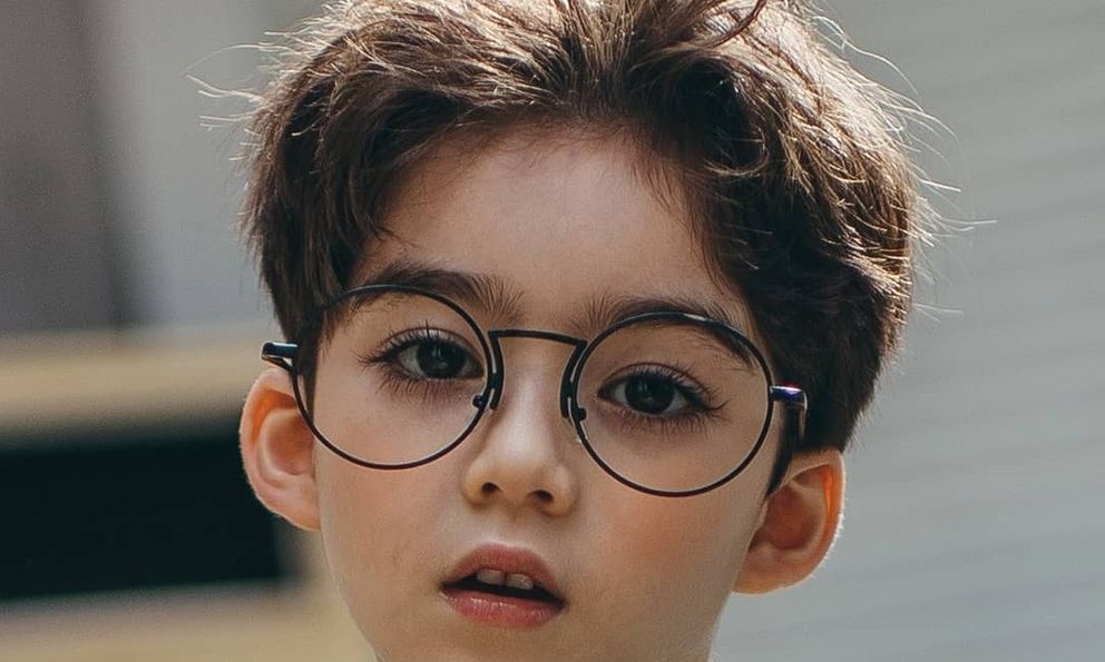 Bé trai nổi tiếng toàn cầu vì đôi mắt đẹp như tranh vẽ giờ ra sao?