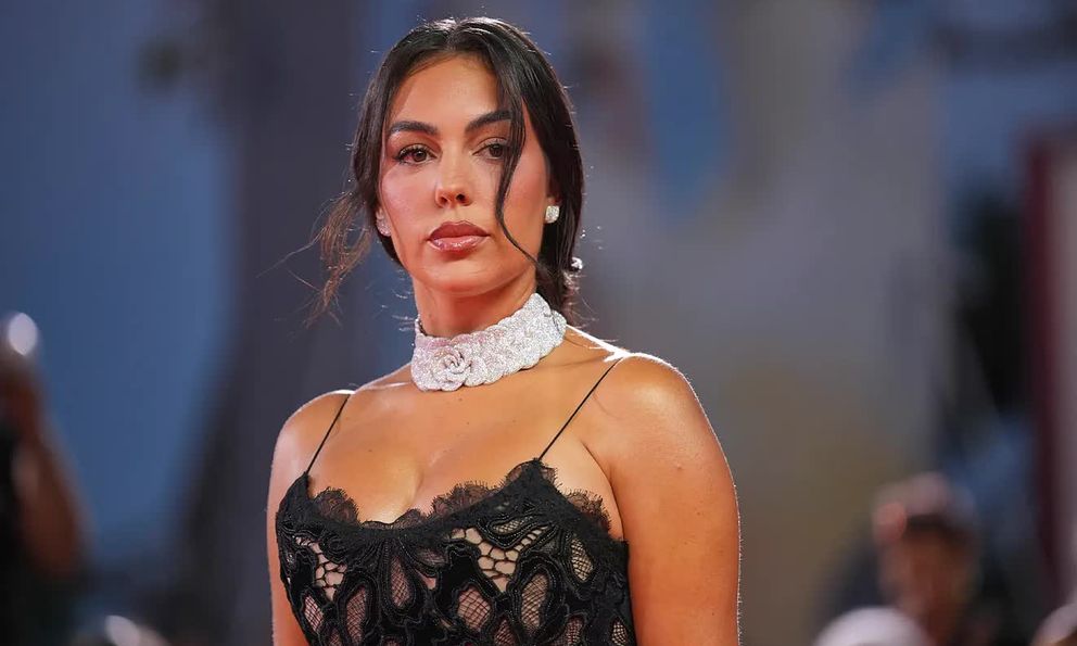 Ngỡ ngàng nhan sắc bạn gái Ronaldo 