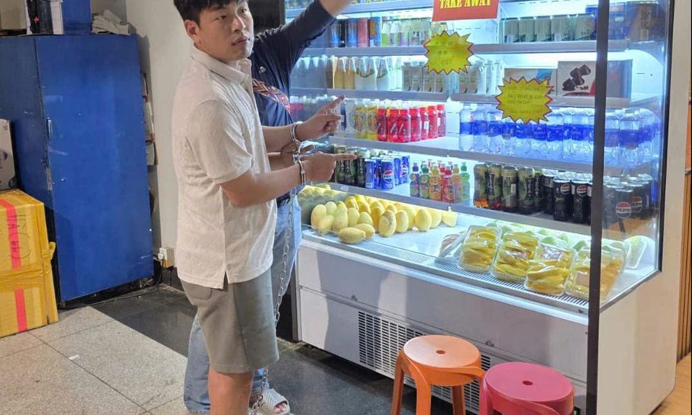 Vụ người đàn ông tử vong trong khách sạn ở TP.HCM: Bắt giữ nghi can, phát hiện hung khí trên nóc tủ đồ uống ở sân bay Tân Sơn Nhất