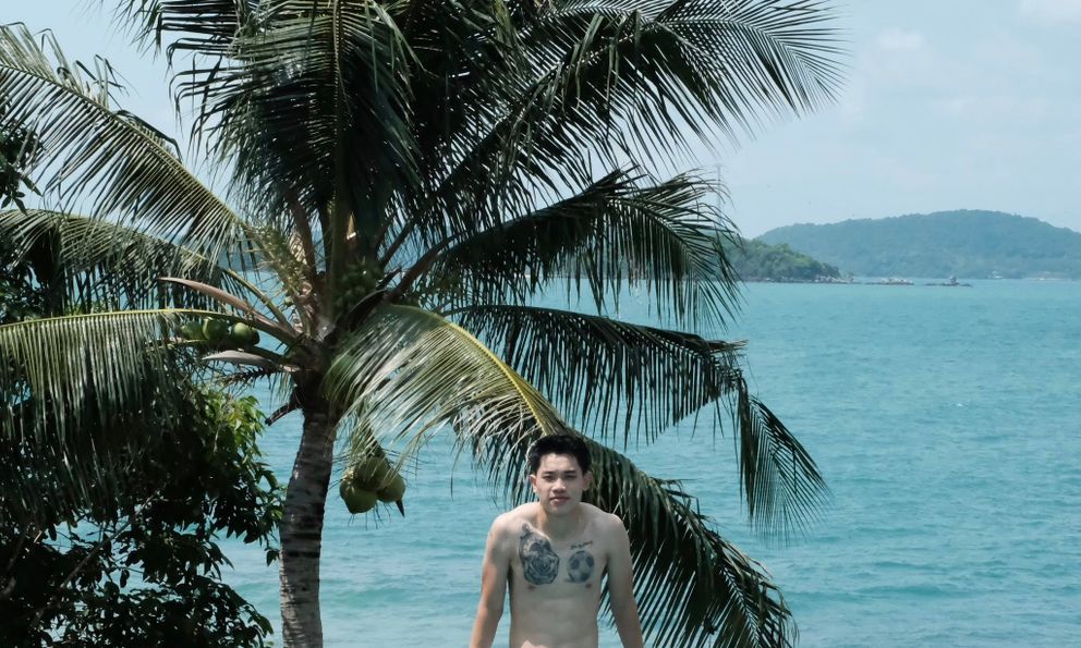 Đình Bắc khoe body 6 múi, đi đá bóng mà trắng phát sáng 