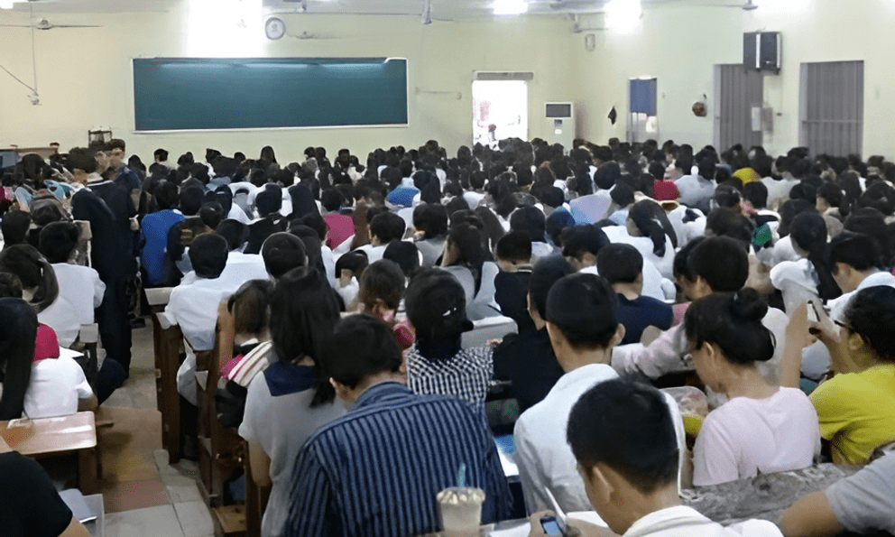 Hình ảnh lò luyện thi Chùa Bộc từ thời giá 5.000 đồng/buổi viral trở lại: Lớp học 700 người 