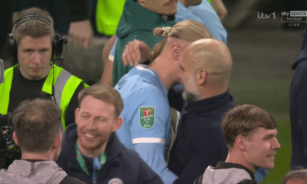 Vì sao HLV Pep Guardiola lại tự cào rách đầu khi Man City quật ngã Arsenal?