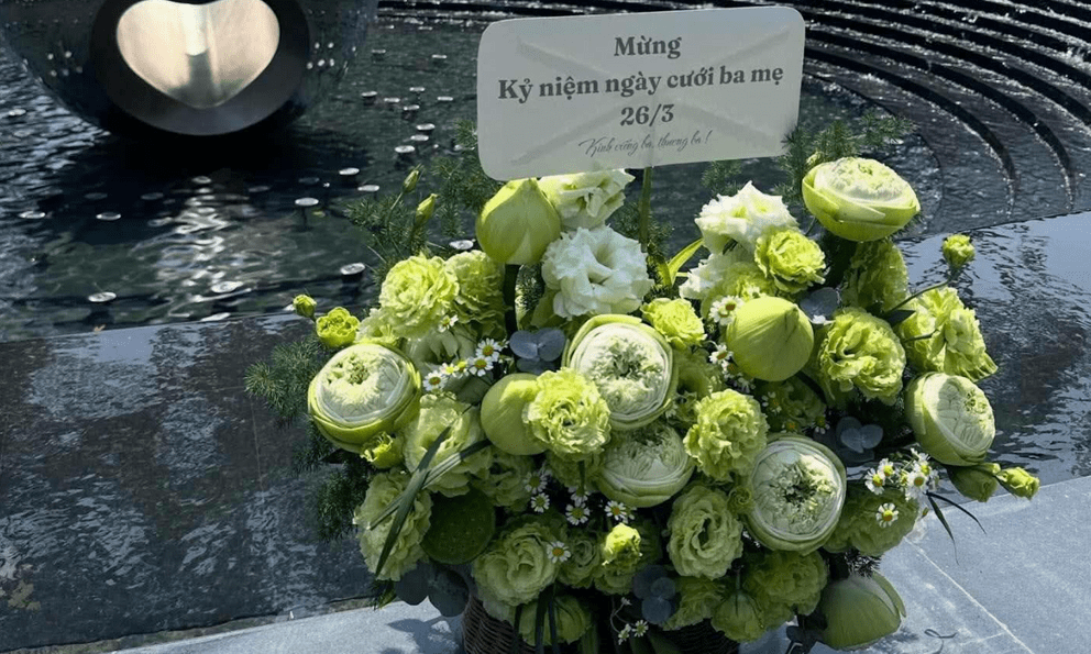 Nghẹn lòng lẵng hoa “mừng ngày cưới ba mẹ” đặt ở Công viên số 1 Lý Thái Tổ: Covid năm ấy đã lấy đi nhiều thứ quá...