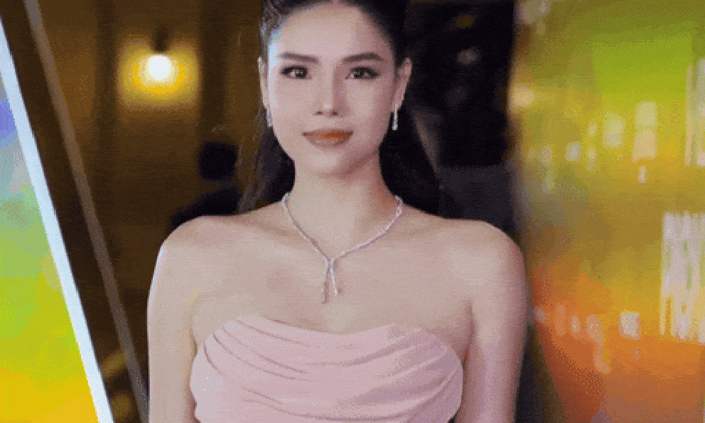 Mê mẩn ngắm Kỳ Hân trên thảm đỏ pickleball, visual tuyệt đối điện ảnh, mẹ 2 con nhan sắc vẫn đỉnh chóp