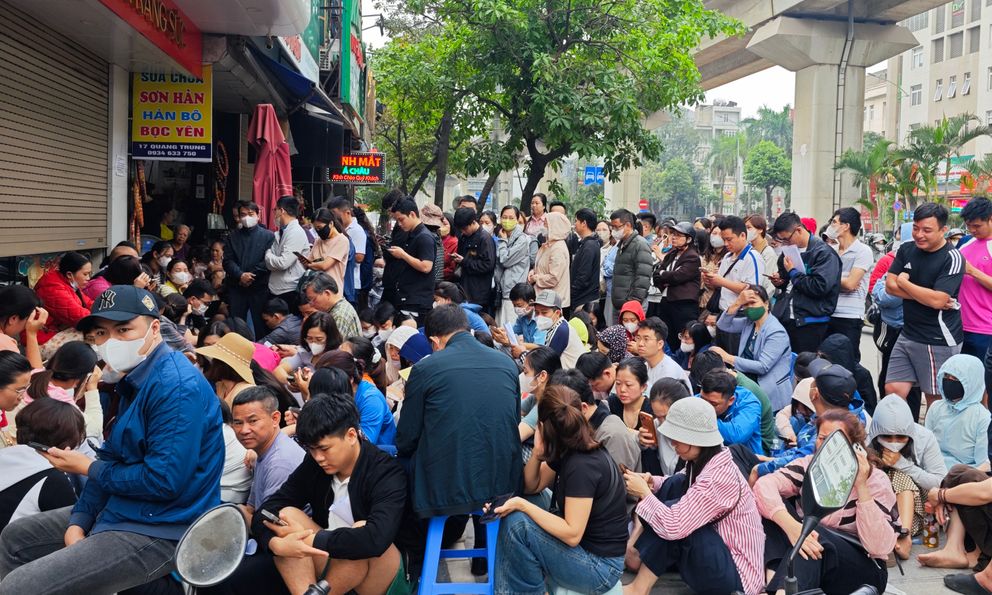 Cửa hàng vàng Bảo Tín Mạnh Hải ken đặc người xếp hàng từ 4 - 5h sáng sau loạt tin nhắn bất ngờ