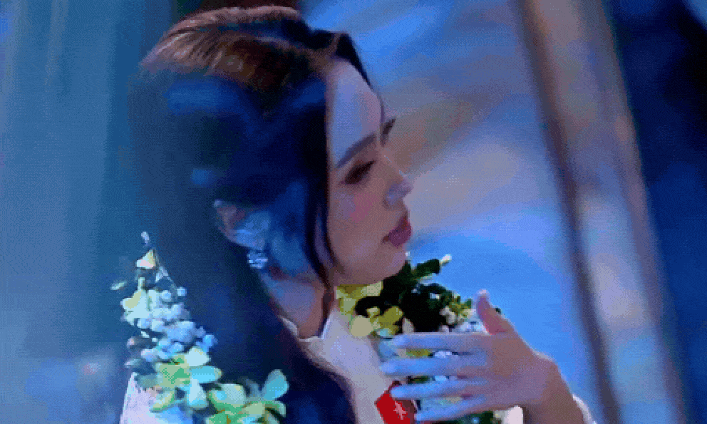 Không để ý camera, Phương Mỹ Chi bị 