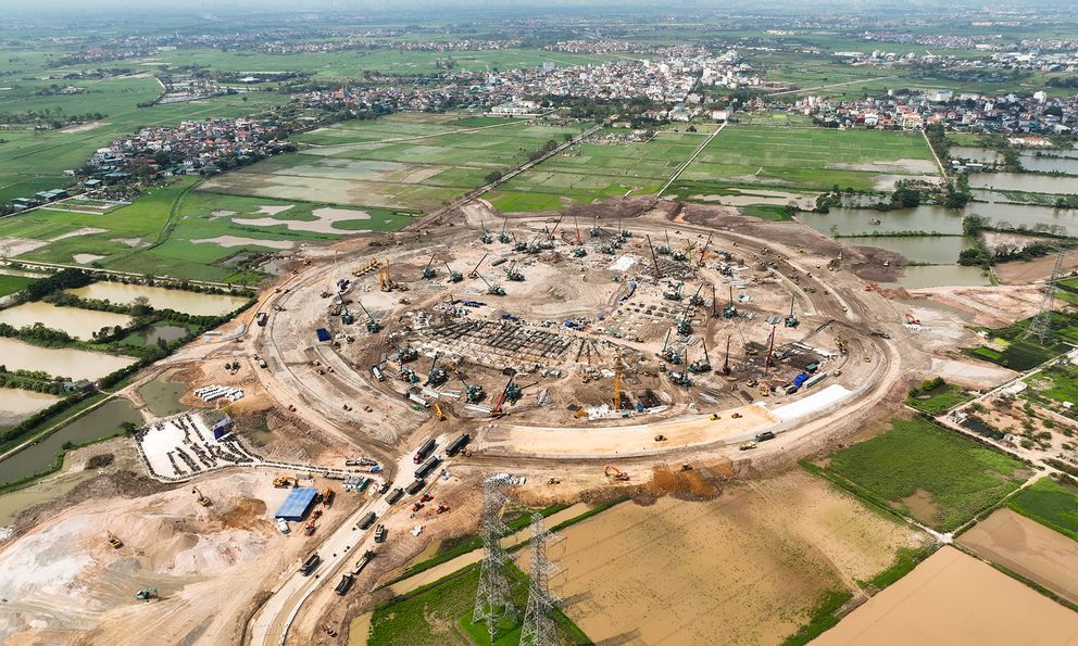 Điều gì đang diễn ra bên trong đại công trường sân vận động 135.000 chỗ lớn nhất thế giới ở Hà Nội? 