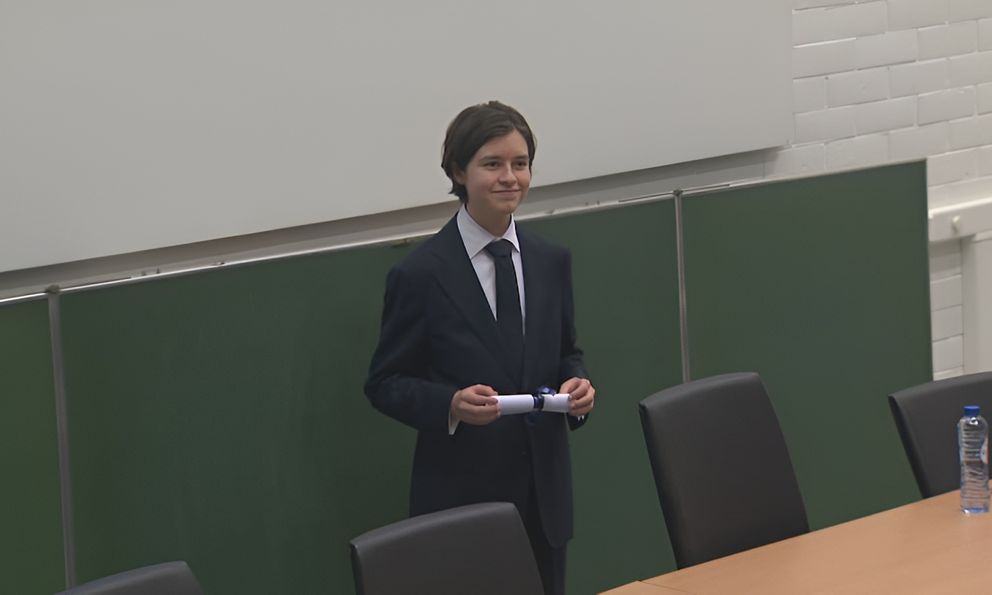 Thần đồng 15 tuổi IQ 145 chính thức tốt nghiệp tiến sĩ Vật lý, đang nghiên cứu cách để con người trở nên 