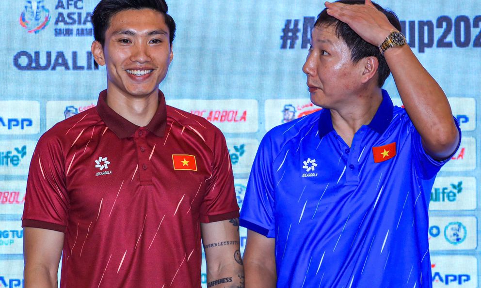 Văn Hậu gây sốt vì hành động tinh tế với HLV Kim Sang-sik, màn so chiều cao của hai trò mới cực đáng yêu