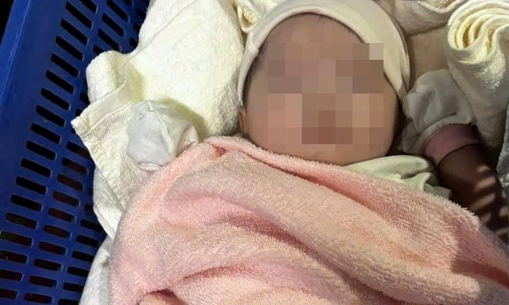 Bé gái 20 ngày tuổi bị bỏ rơi trước cổng nhà dân, kèm lá thư 